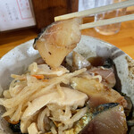 麺哲支店 麺野郎 - スズキ⤴︎(平日セットのどんぶり)、どんぶり手前は生姜まみれのサバ♡