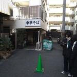 中華そば 髙野 - 裏口。建物内部に15名程度並んでいます。