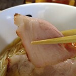 中華そば 髙野 - バラも入っています。