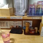 中華そば 髙野 - 卓上。ピンクのコップになってしまった。