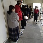 中華そば 髙野 - 女性スタッフが挨拶に回られています。