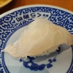 Muten Kurazushi - ヒラメ一貫。さっぱりとして白身らしい爽やかさ。ポン酢がおすすめ。