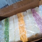 西洋料理 BIZENYA - カラフルサンド¥1200。8枚切りぐらいのフワフワ食パンで、ボリュームある卵焼きなので3切れで充分な量（≧∇≦）