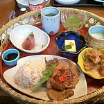 Narutosuisan - 日替定食880円。から揚げ・ポークステーキ・刺身・イクラ豆腐です。