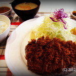 丸山吉平 - 特上ロース定食はこんな感じ。この日はごはんは少なめのオレでした～。