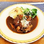 キャセロール - キャセロール特製ハンバーグステーキ・ポルチーニ茸の赤ワインソース。