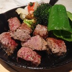 にほんしゅ屋 シマウマ酒店nico - 牛モモ肉サイコロステーキ 中華風みそダレ