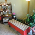 恵那かんから餅 - 待合スペース