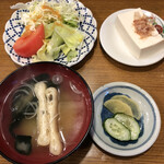 Hiyoutan Chiyaya - セットのサラダ、みそ汁、漬物、冷奴