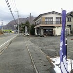 Teuchi Nihachi Soba - ここから道なりに進み東武鬼怒川線の上を渡ると鬼怒川温泉のホテル群が林立しています！更に直進するとホテル三日月や鬼怒川温泉駅。立岩橋を渡るとプラザホテルや、あさやなどがある旧温泉街に行けます！