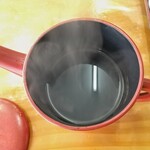 手打 二八そば - 私が最初の客で蕎麦を茹で初めなのでお湯が濁っていませんが、つゆがしっかりしてるので割っても美味かったです！