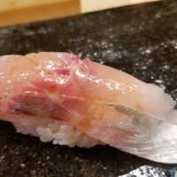 鮨 十兵衛 - ⑫真鯵(福井県産、定置網、寝つき)
                      産卵期は春～夏、旬は秋～冬
                      根付きとは餌が豊富な瀬に付き、回遊しない魚のことで、条件の良い場所を陣取る強い個体で当然脂のりも良い
                      脂は軽く、爽やかに蕩けます