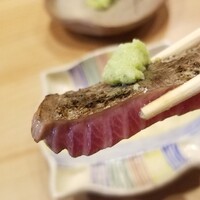 鮨 十兵衛 - ④迷い鰹(石川県七尾産、ハラス)のタタキ
                    殆んど厚さ5mmの大トロ！
                    味わいは鰹の脂なので濃厚だけど、本鮪の様に脂の旨みに深みは無い
                    食べてる餌の量と質も違うしね