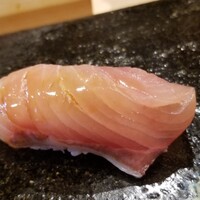 鮨 十兵衛 - ⑱勘八(和歌山県串本産、7kg)
                    産卵期は春～夏、旬は秋～冬
                    2m80kgまで成長するが、これは青年サイズ
                    勘八は5kg超えると少しずつ磯臭くなるのですが、冬なので磯臭さがなく脂のりも楽しめました
