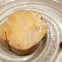 鮨 十兵衛 - ⑨鮟肝(北海道余市産)、はまなみそ
                    産卵期は春～初夏、旬は秋～春で特に晩冬が◎
                    鮟肝は軟らかく煮られ、舌の上でクリーミーにトロけます
                    取り置きして握りの合間にチョコチョコ頂きます(笑)