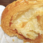 168959222 - クロワッサンの断面　バターが豊富に使われている