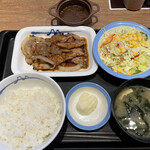 松のや - 厚切り豚生姜焼き定食　と　小鉢カレー
