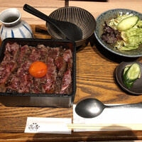 焼肉㐂舌 南船場 - 黒毛和牛　イチボ肉のタタキステーキ重