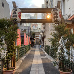 新ばし しみづ - 烏森神社 参道。ひとつ目を左へ。