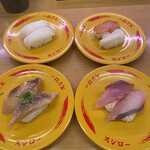 Sushiro - 左上から、いか、貝の食べ比べ(赤貝・つぶ貝)、寒ぼら、ぶり 各¥100-