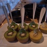 イタリアンダイニング ケシキ - キウイにスプーンが