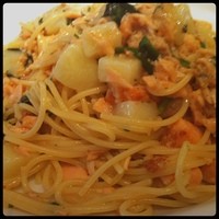 IL PINOLO 銀座 - 食べログで評価が高いので行ってみたら、以前、お誕生日ランチで、ランチコース食べたことがあったお店だった。前回は期待外れな印象だったけと、今回はいい感じ♪前菜の人参スープは丁寧な味だし、パンも表面カリッとおいしー。パスタには肉厚のサーモンがこれでもか！と入ってました。鮭フレークじゃないよ。