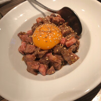 焼肉 ジャンボ はなれ - ユッケ風ぶつ切りローストビーフ