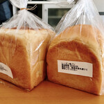 MOMO CAFE - 右：レーズン食パン ハーフ（税込324円）
                      左：天然酵母パン ハーフ（税込216円）