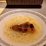茶禅華 - 清湯麺に焼いた河豚のヒレ