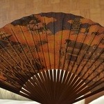 マンダリンオリエンタル 東京 - 江戸時代の室町の様子が描かれた扇子