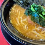 家系ラーメン たつ家 - 醤油が前面に出ているキレのあるスープ。