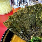 家系ラーメン たつ家 - 海苔増しは5枚。
