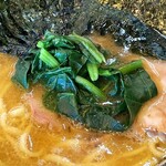 家系ラーメン たつ家 - ほうれん草は生から茹でたもの。