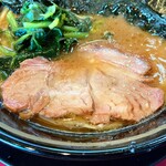 家系ラーメン たつ家 - チャーシューはロースのスモーク。