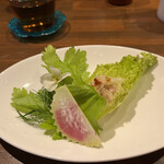 アジアン マルシェ - 前菜のサラダ。豚肉を巻いて食べます。