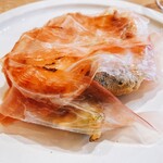 両忘 - 原木椎茸とフキノトウのフリットに生ハムを載せて