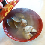 伊豆家 - 味噌汁（￥100）。このお店の、もう一つの主役！ あさりたっぷり、味噌というより「出汁」そのものです
