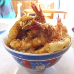 伊豆家 - 港町の天丼らしく、野菜がいっさい入らないのが特徴の一つ