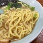 栃木家 - 製麺所不明の中太麺はツルっとした食感。