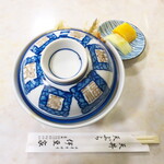 伊豆家 - どんぶり到着～ この「フタ」は、食べ手のテンションを上げるための小道具
