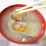 伊豆家 - 殻から染み出したあさりの出汁が、これでもかと汁に溶け込む。これぞ和食の素晴らしさ