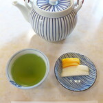 伊豆家 - 注文後、まずは緑茶と漬物が提供される。静岡県ですから、お茶は美味しい