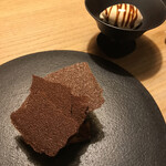 communico - パリパリクッキーの下には金柑と焙じ茶のフレンチトースト。アイスクリームはなんと、黒ビールw不思議な大人味やけどかなりおいしい♪