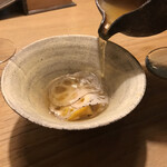 communico - 目の前で最高においしいお出汁かけてくれます。このお出汁、クラッシック(モーツァルト)聴きながら作られた鰹節なんだとかw