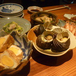 大入亭 - 煮玉子入り揚げ、サザエ、しめ鯖のヌタ、胡麻風味ソースのかかったブロッコリー、よりえび