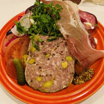 サラマンジェ ドゥ カジノ - 田舎風お肉のパテ　生ハムサラダ添え