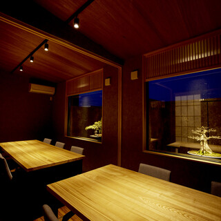 以日式現代風格和灰漿風格的天花板為特色，寧靜的空間