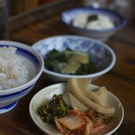 地鶏食堂 - おかわり自由の麦飯と漬物・小鉢