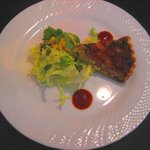 スペインバル・ジローナ - 前菜「ソーセージとグリーンアスパラのキッシュ」
