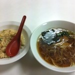 上海菜館 - ラーメン半炒飯800円